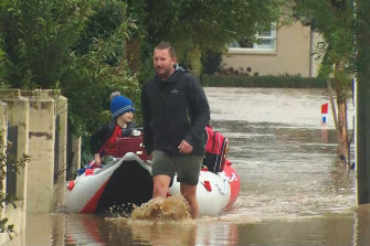 Traralgon residents flee flooding as creek waters rise ...