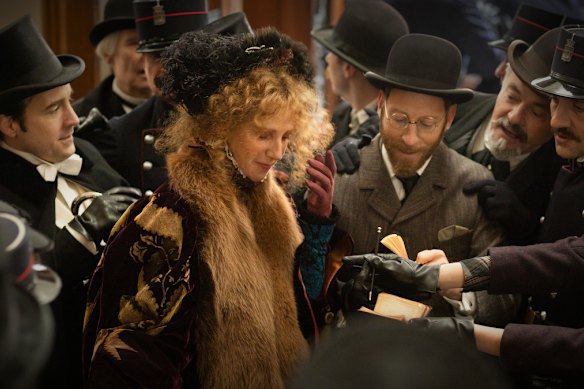 The Divine Sarah Bernhardt tells the story of the woman who pioneered the art of celebrity.