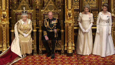 Ratu Elizabeth, ditemani oleh Pangeran Philip dan dua wanita yang menunggu, membuka Parlemen di London