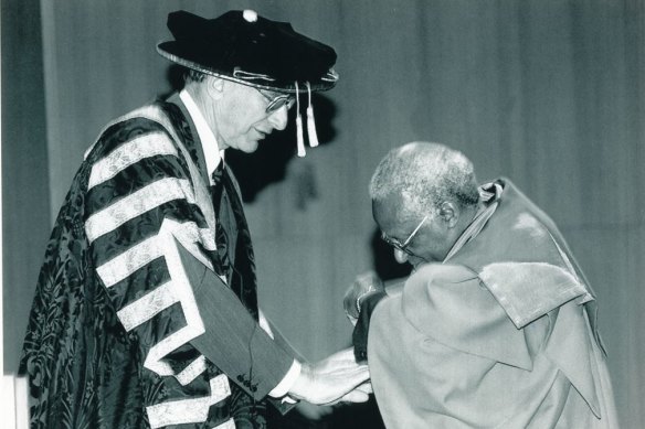 Peter Baume, as ANU Chancellor, presents an honourary degree to Archbishop Desmond Tutu.