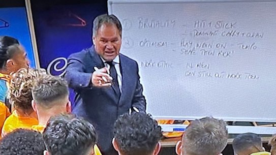 ’Brutility. Optimism. Work ethic.” Dave Rennie gives his halftime talk.