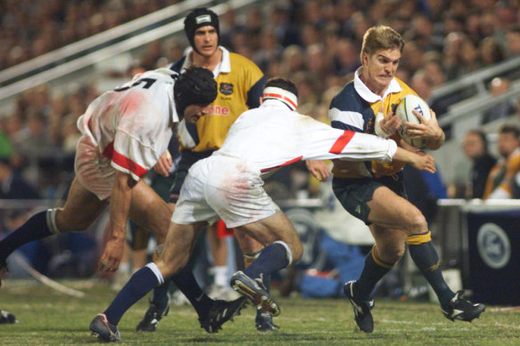 Tim Horan on the charge in Australia’s 76-0 win over England in 1998 at Lang Park.