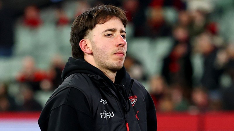 Fremantle vs Hawthorn LIVE: ACL injury fear for star on a nightmare night for Essendon; Classic finish looms for Dockers, Hawks