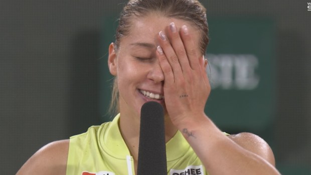  Polish qualifier Maja Chwalinska continued her fairytale run.