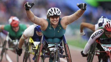 Louise Sauvage wins gold in a womenâs 5000m T54 final in Sydney 2000. 