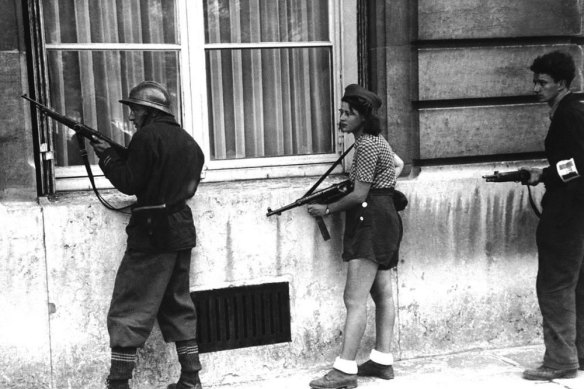 Simone Segouin in 1944 in the iconic photo.