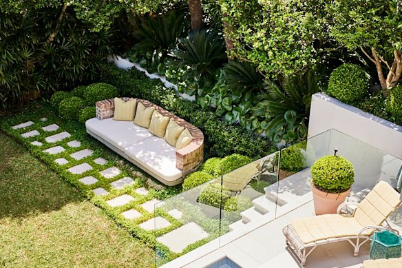 Modern Classic in Vaucluse is an example of a Sydney-style garden.