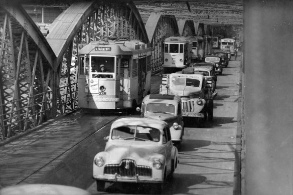Cars and trams travelling along Victoria Bridge in 1952.