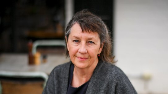 Rosalie Ham: “Occasionally it’s easier to project myself onto a male character rather than a female.″⁣