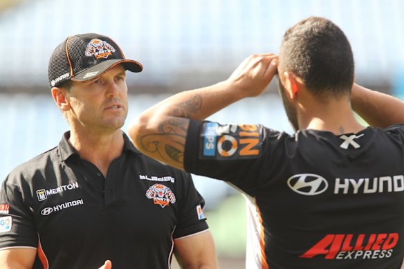 Mick Potter talking with Benji Marshall at the Wests Tigers in 2013.