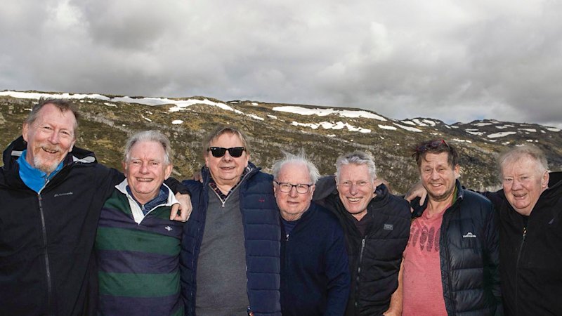 Politični novinarji v avstralski divjini našli življenjske lekcije na 'vikendih starih prdc'