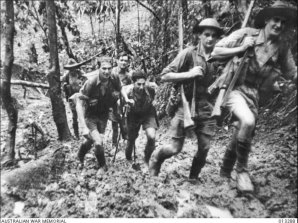 İkinci Dünya Savaşı sırasında Kokoda Pistinde kazıcılar. 