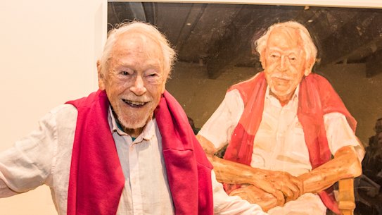 Guy Warren next to Peter Wegner’s 2021 Archibald Prize-winning portrait of him.