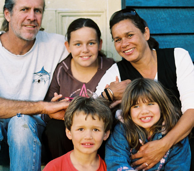 Roberts in 2008 with her husband, Steven, and children Emily, Jack and Sarah.
