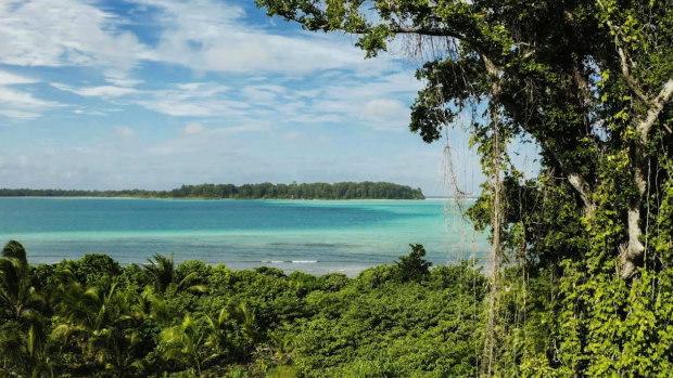 Widi Adaları, Kuzey Maluku eyaletinin anakarasından sürat teknesiyle bir saatlik mesafededir.