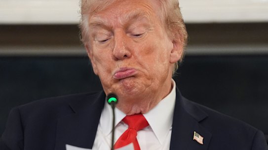 President Donald Trump reads a note from Marco Rubio hours before announcing the Gaza breakthrough.