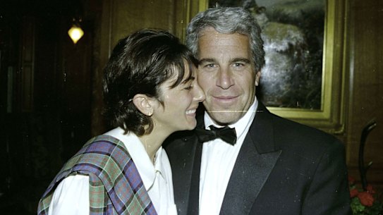 Ghislaine Maxwell menjalani hukuman 20 tahun penjara karena berkonspirasi dengan Jeffrey Epstein untuk melakukan pelecehan seksual terhadap gadis-gadis.