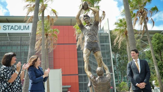 Rugby Australia chief executive Raelene Castle and Premier Annastacia Palaszczuk applaud the career of Wallabies legend John Eales as his statue is unveiled.