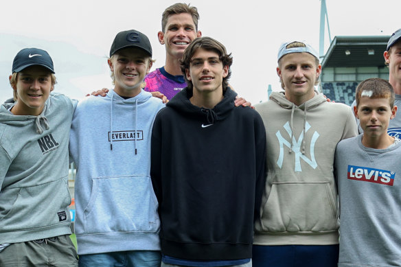 Geelong’s Tom Hawkins with (L-R) Alfie Wojcinski (son of David), Jagger Mooney (Cam), Osca Riccardi (Peter), Darby Scott (Robert) and Boston Riccardi (Peter) in 2022.
