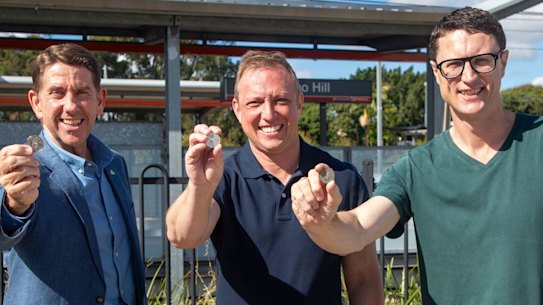 O tesoureiro Cameron Dick, o primeiro-ministro Steven Miles e o ministro dos Transportes, Bart Mellish, anunciam tarifas de transporte público de 50 centavos por seis meses, a partir de agosto.