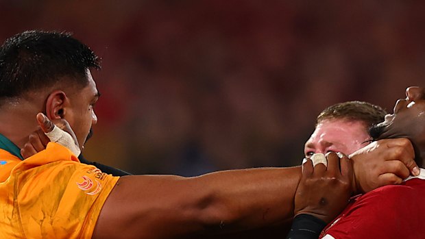 Will Skelton of the Wallabies (L) and Maro Itoje of the British and Irish Lions have a disagreement during the second test of the series between Australia Wallabies and British & Irish Lions at the Melbourne Cricket Ground