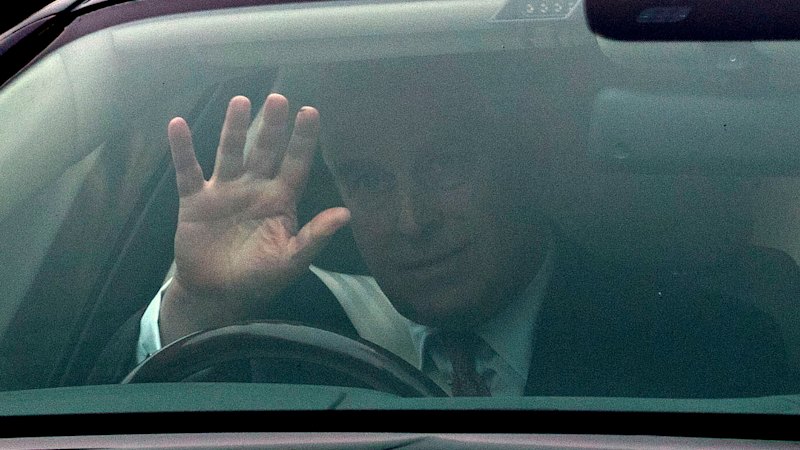 Top prosecutor demands fresh police investigation into Andrew claims