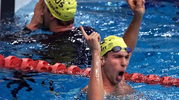 Grant Hackett wins the 1500m at the Sydney Olympics ahead of Kieren Perkins.