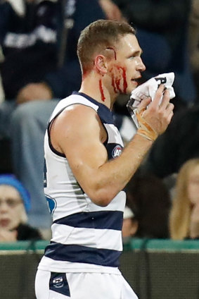 Joel Selwood leaves the field under the blood rule back in 2017.