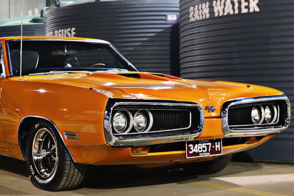 The Dodge Coronet 1970 R/T in  “go mango” colouring.
