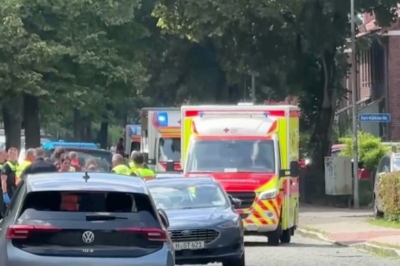 Soccorritori, residenti e polizia a Stade, Germania.