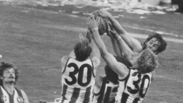 Ross Dunne takes a mark before levelling scores in the 1977 grand final.