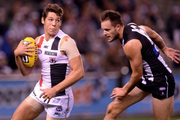 Arryn Siposs in action for St Kilda.