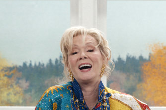 Jean Smart is a Joan Rivers-type comedienne performing tired routines to tourists in Los Vegas in <i>Hacks</i>.
