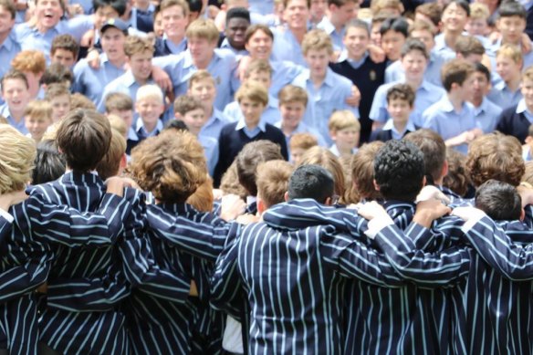 The school is recommending Year 7s not have a smartphone. 