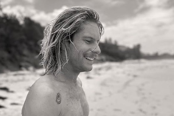 Andre de Ruyter, 27 anos, foi atacado pelo que se acredita ser um tubarão-touro em North Steyne Beach, em Manly.
