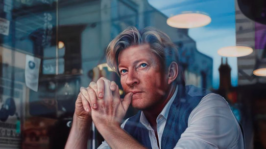 Perth artist Tessa MacKay's  portrait of actor and producer David Wenham titled Through the Looking Glass, which won the  2019 Archibald Packing Room Prize.