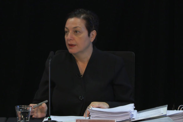 Annette Mussolino, un fost consilier principal la Departamentul pentru Servicii Umane, a declarat Comisiei Regale pentru Schema Automatizată de Îndatorare că se bazează pe sfatul juridic de la Managementul portofoliului pentru servicii sociale.