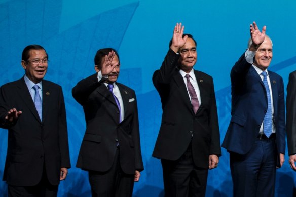 Threatened to ‘beat up’ protesters ... Cambodian Prime Minister Hun Sen, left, among leaders including then Australian Prime Minister Malcolm Turnbull, in the ASEAN “family” photo for the 2018 summit in Sydney. 