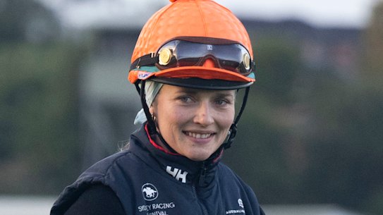 Issy Paul a bordo del Dubai Honor durante los trabajos en pista en Canterbury el miércoles.