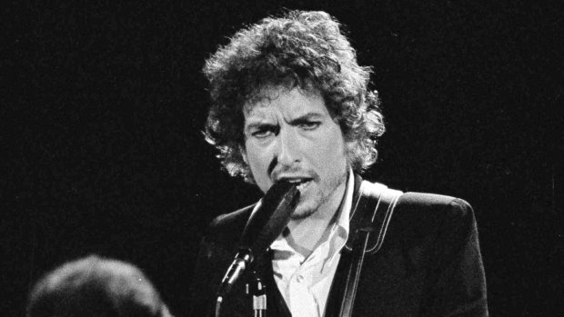  Bob Dylan performing with The Band at the Forum in Los Angeles in 1974. 