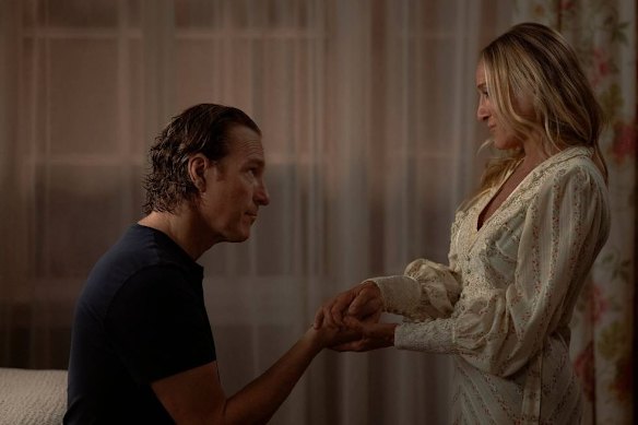A baffing proposal. Aidan (John Corbett) and Carrie (Sarah Jessica Parker) in and just like that ...