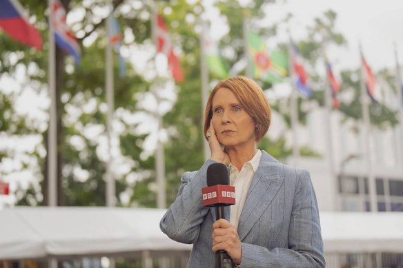 Bridget Jones, sorry Miranda Hobbes (Cynthia Nixon) reporting live for the BBC.