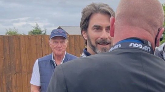 Alan Shipnuck with Greg Norman in background