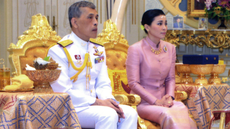Thailand S King Marries His Bodyguard And Makes Her Queen Days Before Coronation