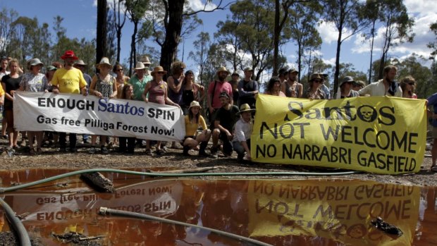 Anti-CSG protesters voice their opposition at a Santos CSG well in the Pilliga.