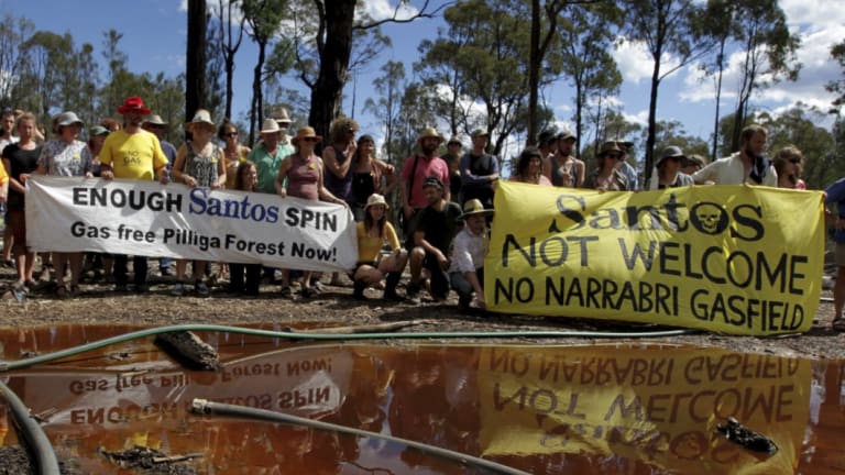 Anti-CSG protesters voice their opposition at a Santos CSG well in the Pilliga.