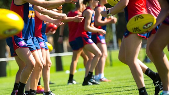 AFL settles on blood testosterone threshold for AFLW footballers