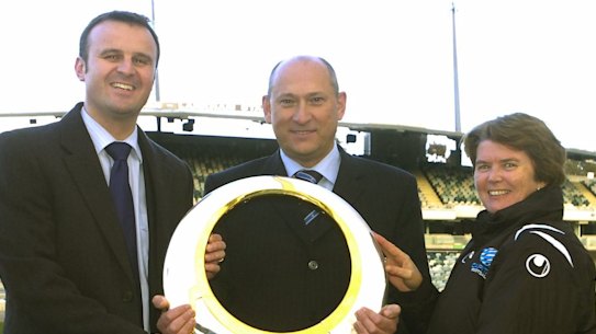 ACT chief minister Andrew Barr, Ivan Slavich and Heather Reid with the A-League trophy in 2007. 