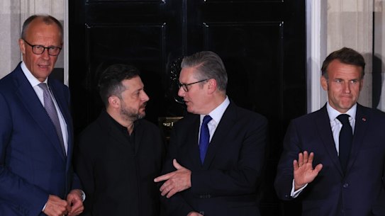 De izquierda a derecha: el canciller Friedrich Merz, el presidente ucraniano Volodymyr Zelenskyj, el primer ministro británico Keir Starmer y el presidente francés Emmanuel Macron después de su reunión el domingo en el número 10 de Downing Street en Londres.