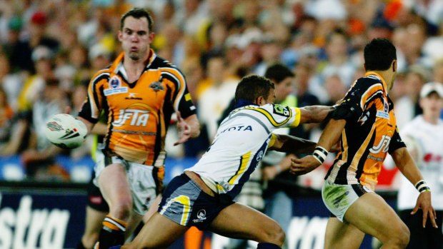 Benji Marshall flicks to Pat Richards for the match-sealing try in the 2005 grand final.